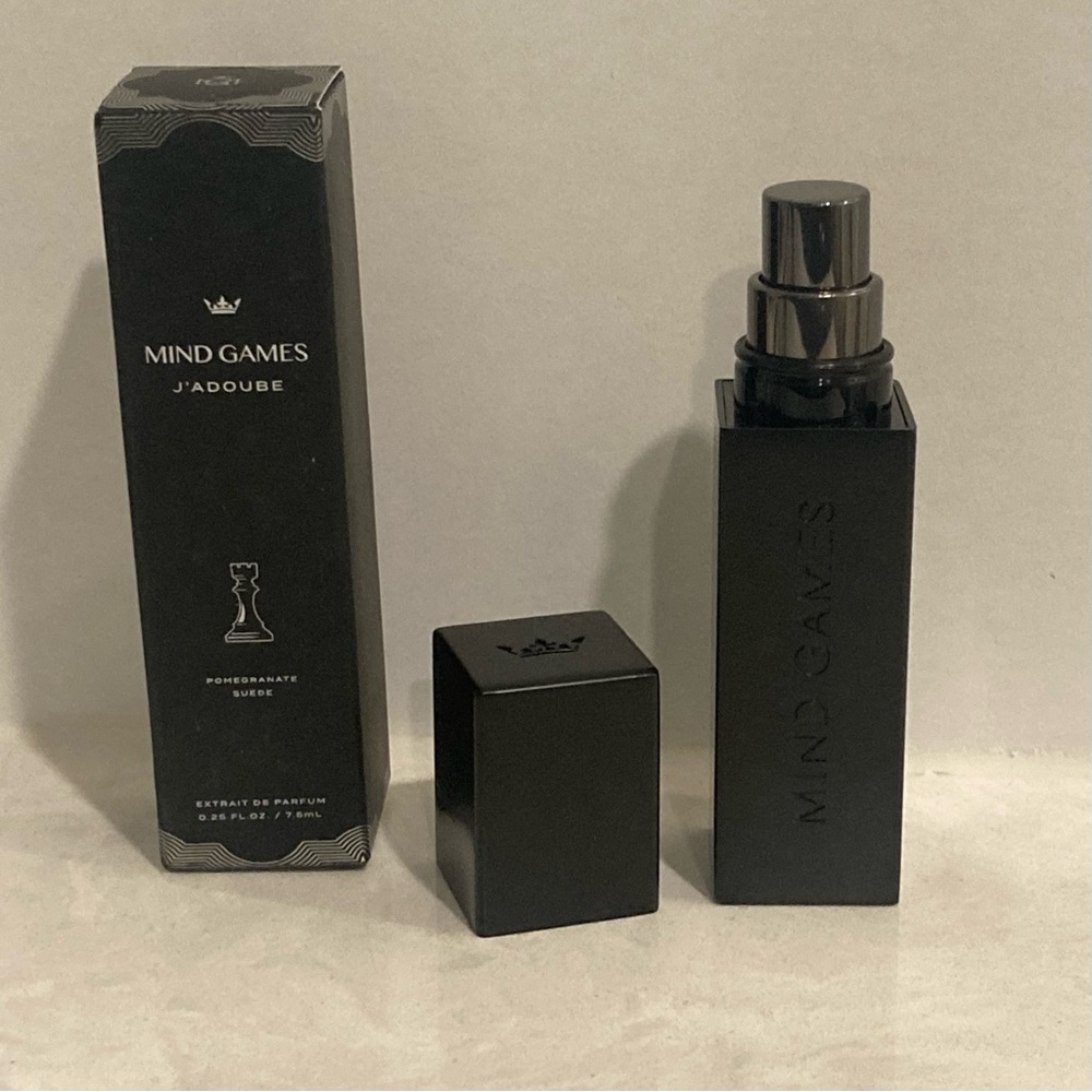 Mind Games
J'adoube Pomegranate Suede  
Extrait de Parfum 
w/Travel Case 7.5ml - Picture 2 of 3